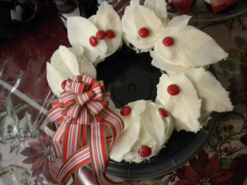 Hello Cupcake Christmas Wreath Cupcakes